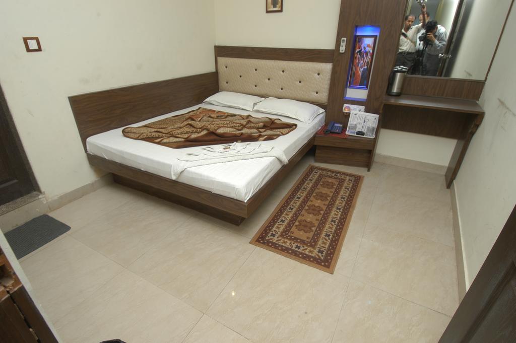 Hotel Shiv Palace New Delhi Bagian luar foto