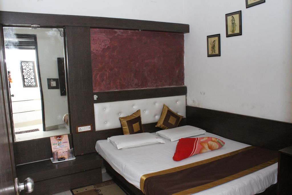 Hotel Shiv Palace New Delhi Bagian luar foto